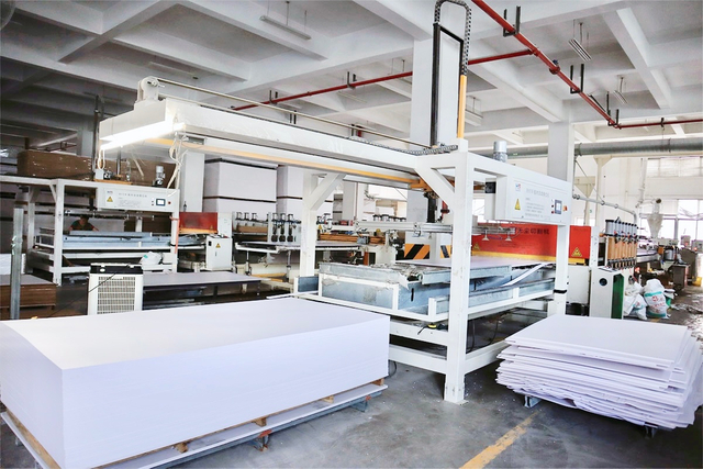 先進的PVC發泡板生產線——高效的自動化生產線，力保優質的製造質量。